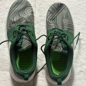 Rare Men’s Nike Multi-Green/White Striped Roshe 2015 Model Running shoes Sz 8